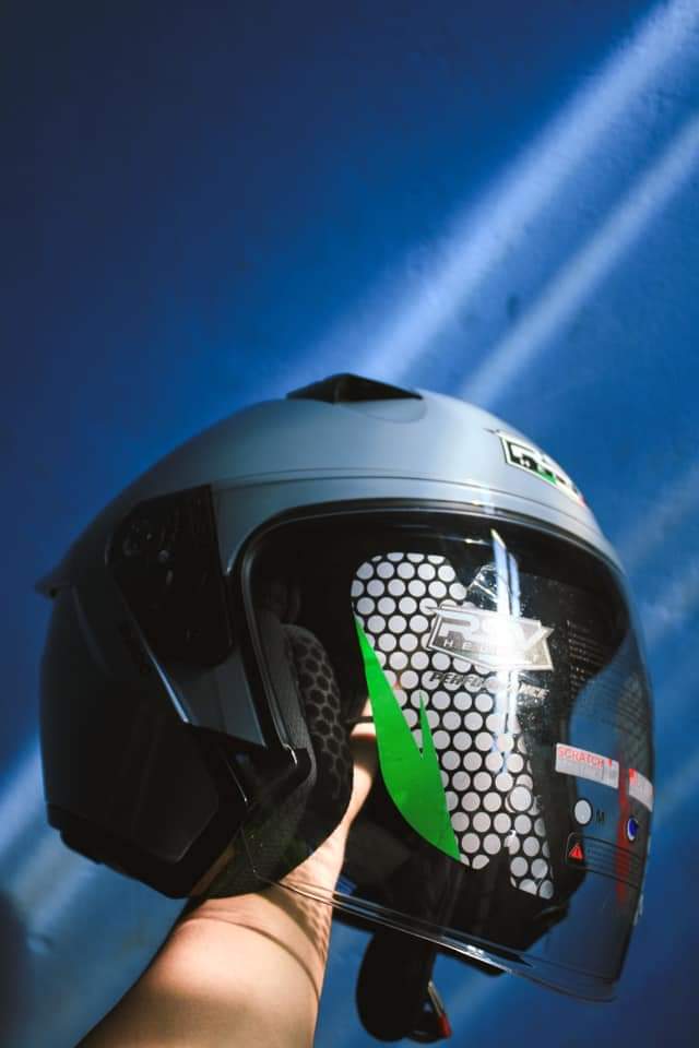 Pilih helm half face rsv 300 atau njs kairoz